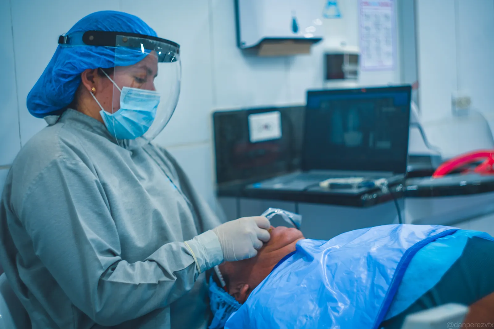 Escaneo digital de un paciente para planear un implante dental en Bogotá